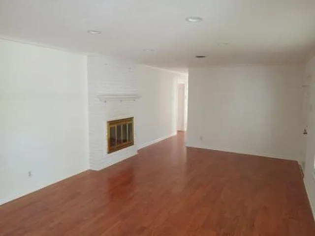 3 bed, 2050 sqft, $2,500 — Photo 4