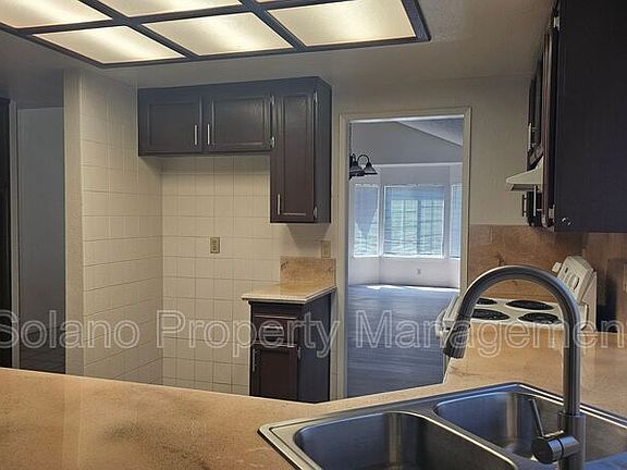 5th image of 385 Portsmouth Ave