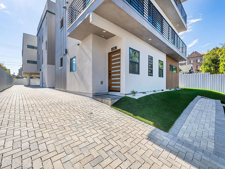 926 S Harvard Blvd — Photo 15