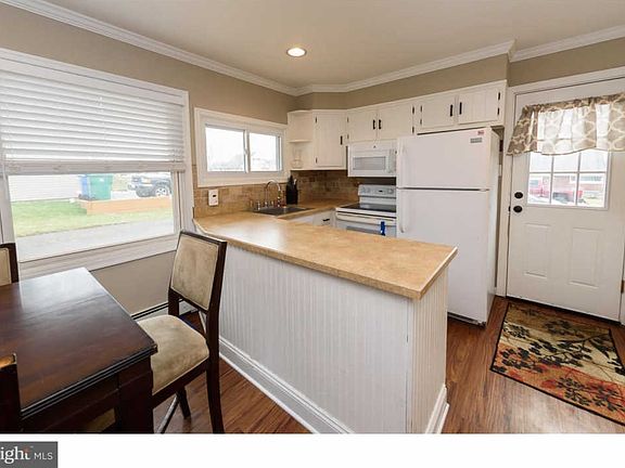 5th image of 5 Barberry Ln
