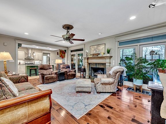5th image of 4429 Longwood Dr