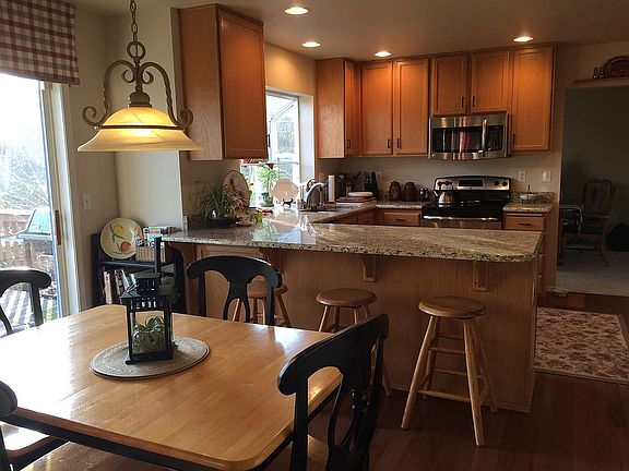 Kitchen & Eat-in Dining