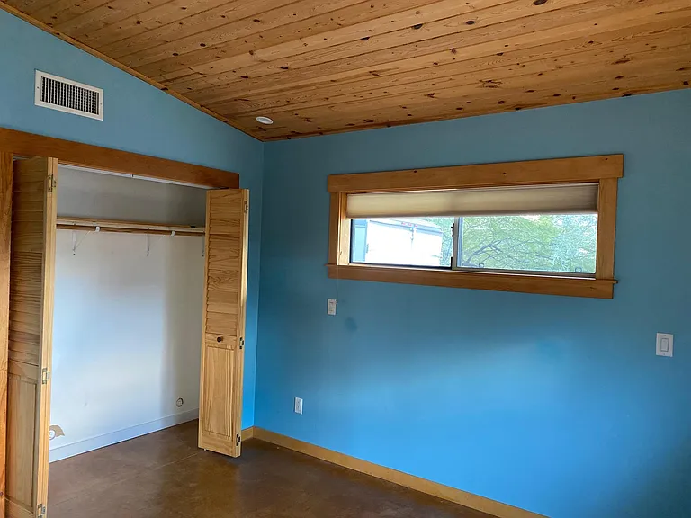 1009 N Queen Ave — Photo 5