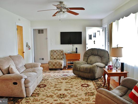 4th image of 884 Hilltop Dr