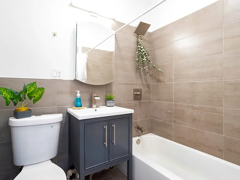 111 E 38th St #4 — Photo 5