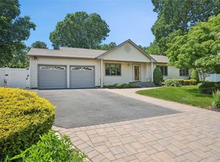63 Cedar Ridge Ln, Dix Hills, NY 11746