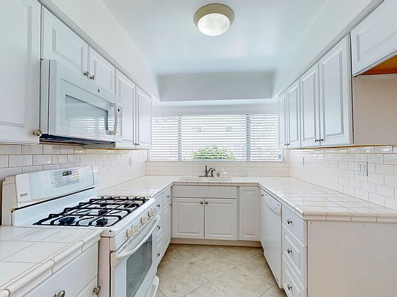 5th image of 13055 Moorpark St
