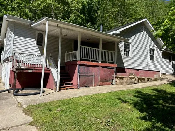 11 Carnation Rd, Van Lear, KY 41265