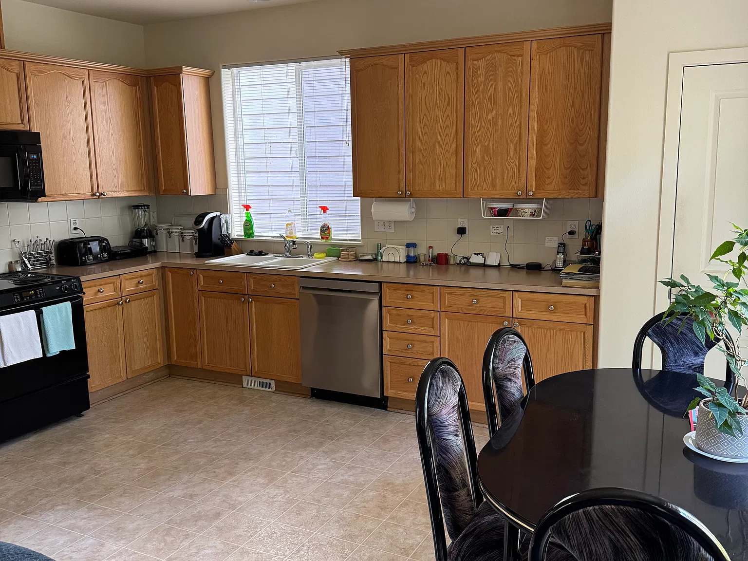 3 bed, 2.5 bath, 1649 sqft, $800 — Photo 3