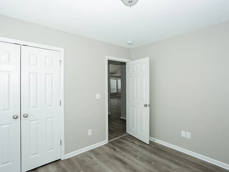 1004 Ayrshire Ln — Photo 15