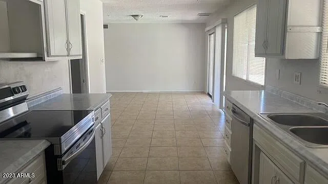 2918 W Glendale Ave — Photo 3
