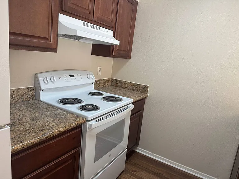 7092 N Holiday Dr — Photo 12