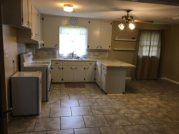 Kitchen/ Dining Area