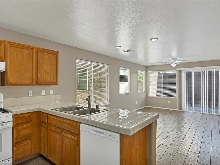 7429 Granada Willows St — Photo 6