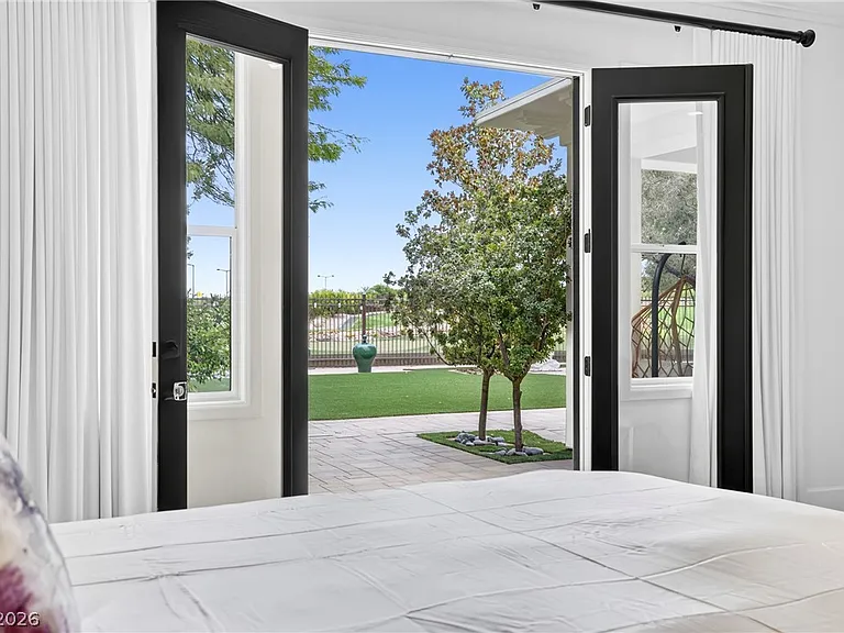 304 N Royal Ascot Dr — Photo 33