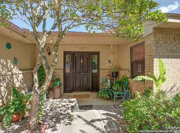 2nd image of 1594 Camellia Ln