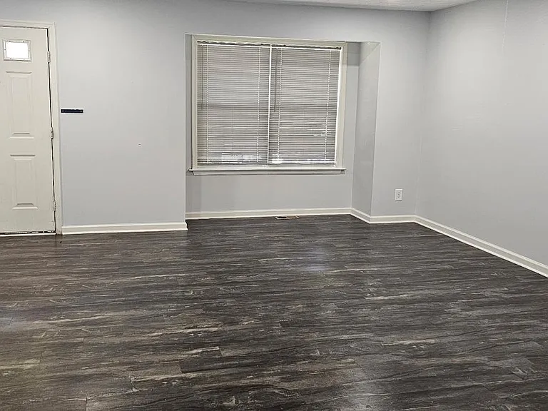 203 Regina Ln — Photo 3