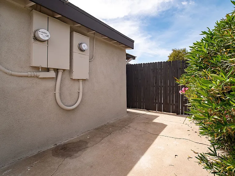 1017 E. West Circle Dr. — Photo 28