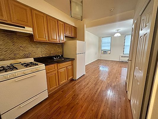 3rd image of 336 E 61st St APT 9