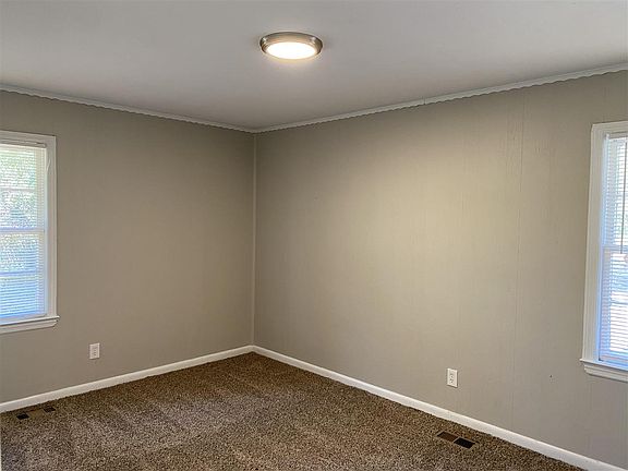 4th image of 208 Crestwood Ter