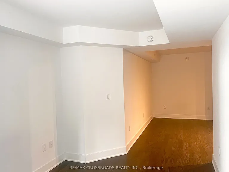955 Bay St #914 — Photo 7
