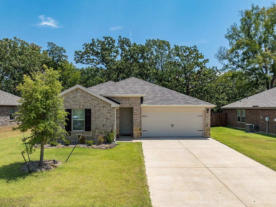 1008 River Oaks Lane, Chandler, TX 75758 brick and stone elevation with ample driveway