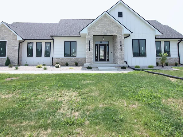 5143 N Brownwood Dr, Janesville, WI 53545