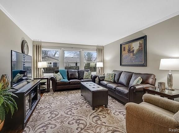4th image of 4971 Hyde Park Dr
