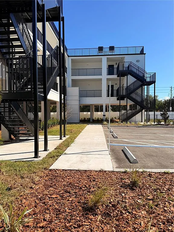 1 bed, 1.0 bath, 788 sqft, $1,558 — Photo 2