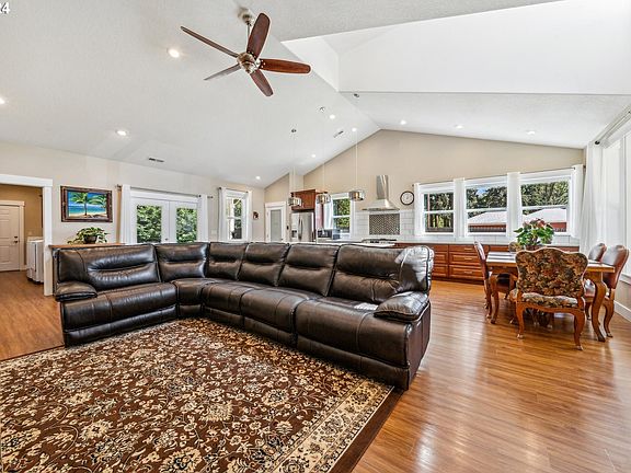 5th image of 785 SE Englewood Dr