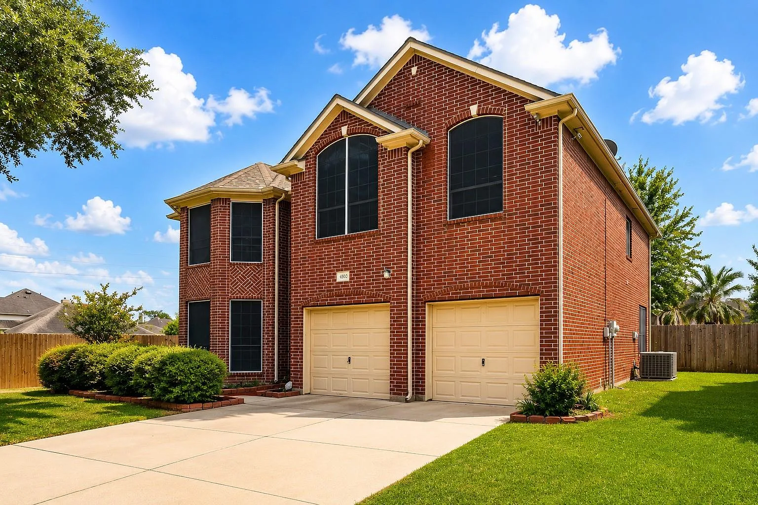 4 bed, 2.5 bath, 2576 sqft, $2,500 — Photo 3