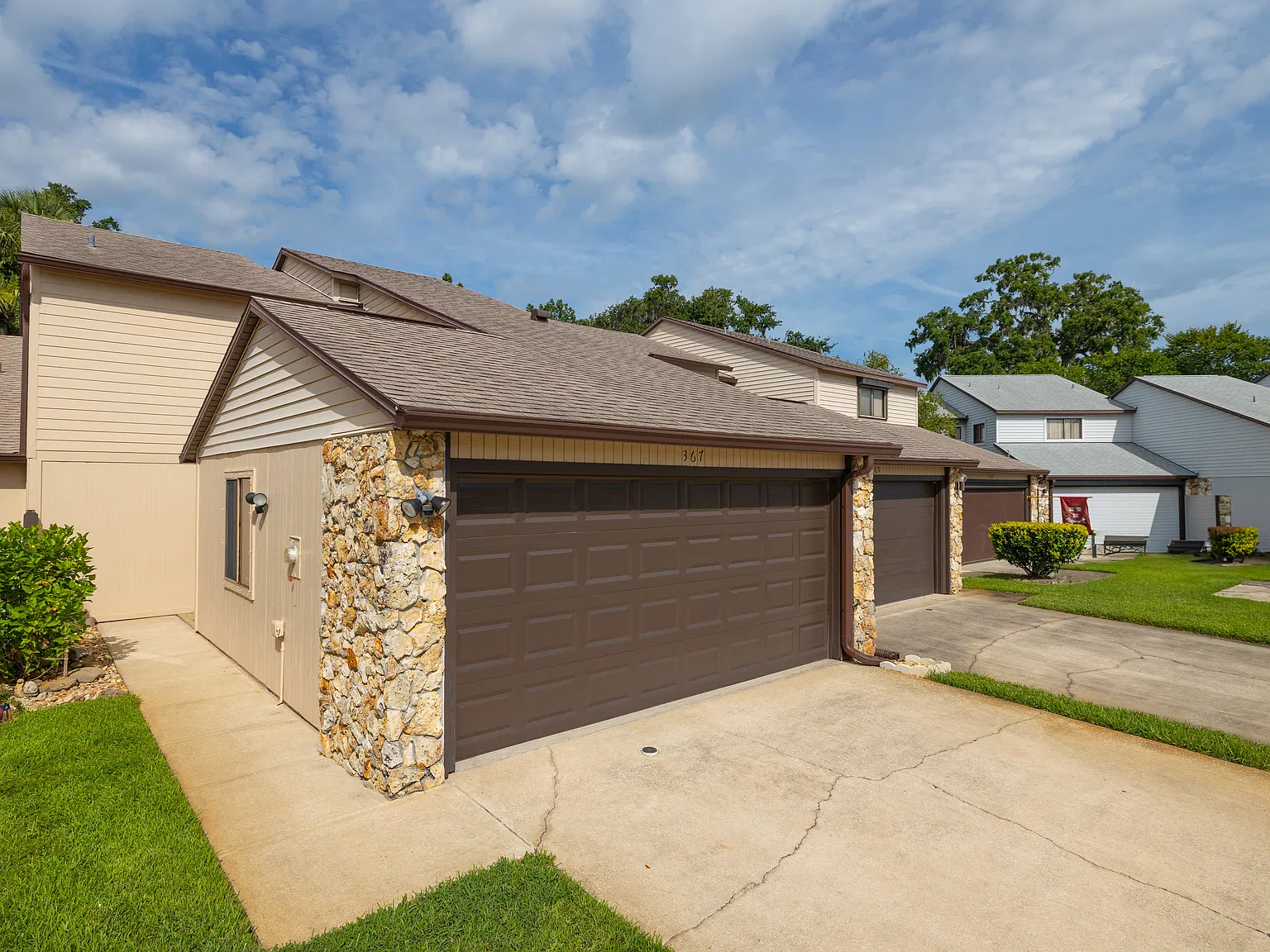 367 Castlewood Ln — Photo 3