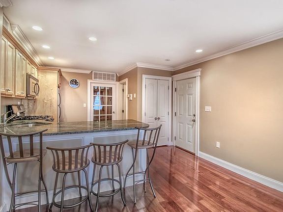 5th image of 523 E 2nd St #5