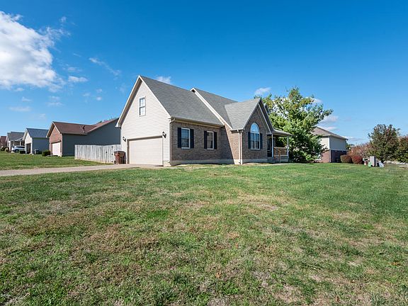 3rd image of 112 Aulbern Dr W