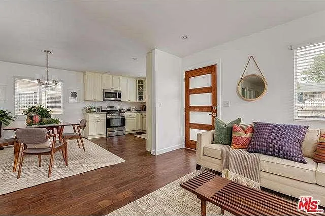 ample living rooms space with good sunlight