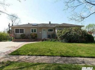 7 Steven St, Plainview, NY 11803