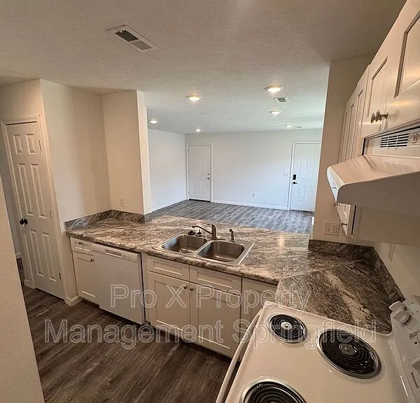 1618 W Scott St — Photo 6