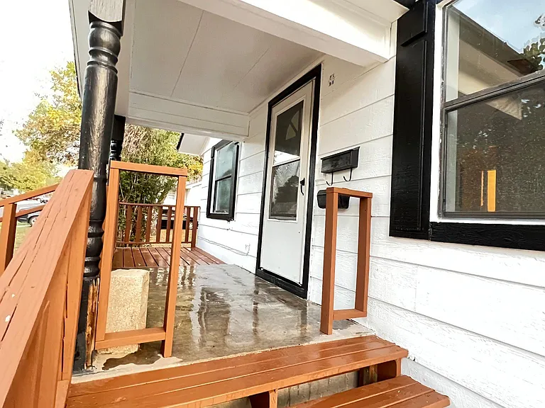 1215 E Whittaker St — Photo 4