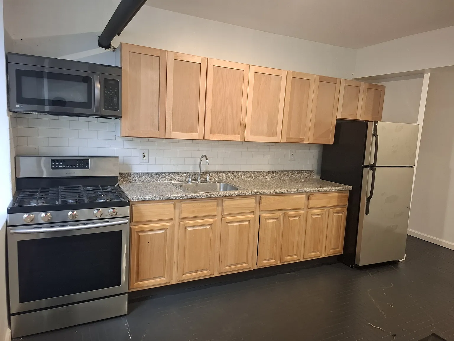 3 bed, 825 sqft, $2,300 — Photo 1