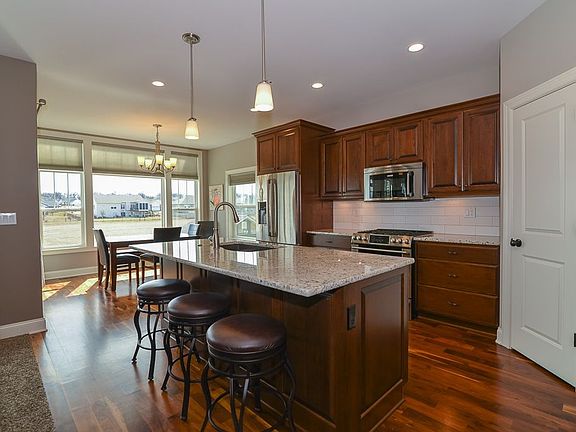 4th image of 805 Leslie Ln