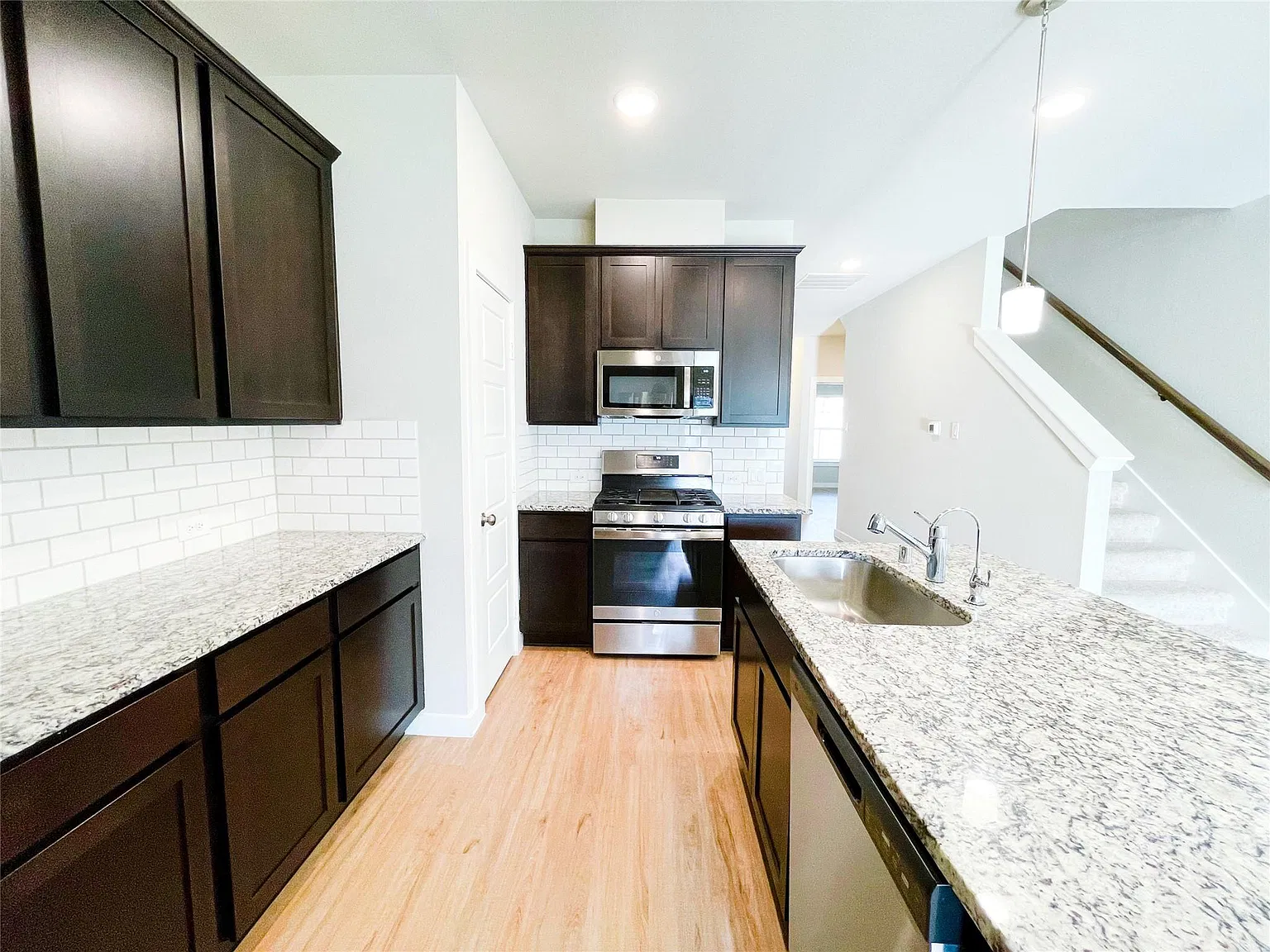 5 bed, 3.0 bath, 2760 sqft, $3,075 — Photo 3