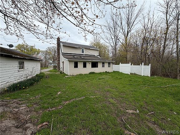 3rd image of 2388 Lake Rd