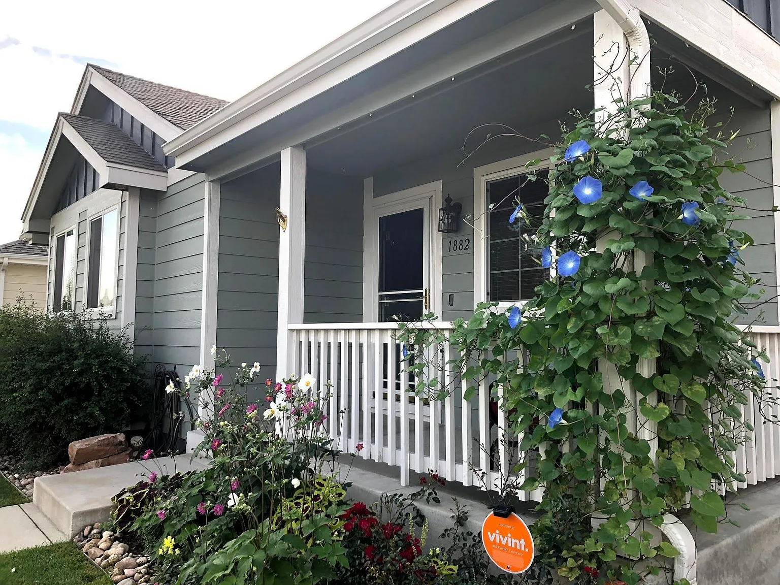 4 bed, 2111 sqft, $3,200 — Photo 2