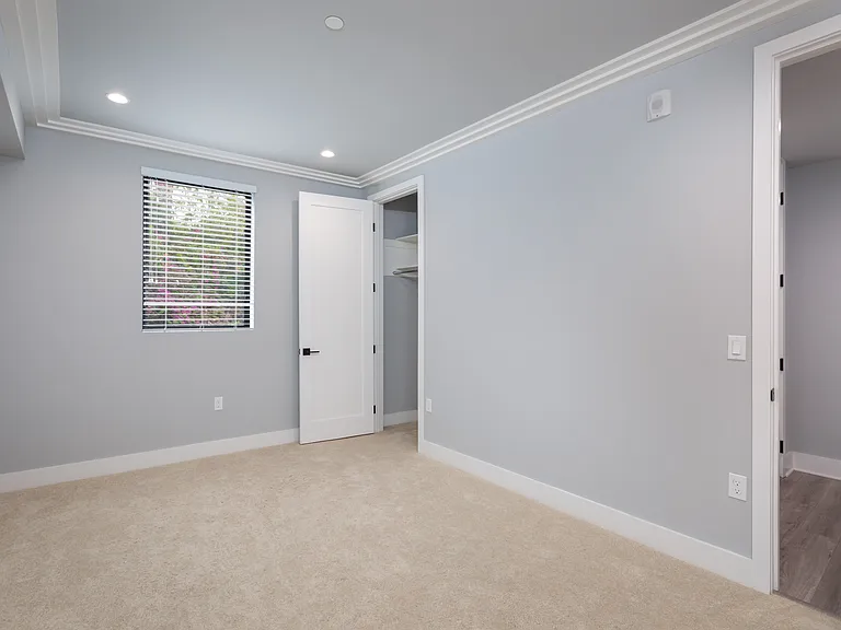 1350 Roxbury Dr — Photo 13