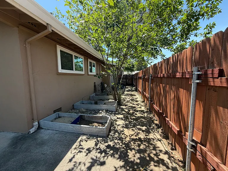 8945 Fashion Dr — Photo 26