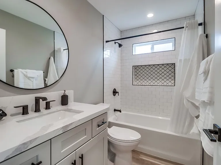 Downstairs bathroom/tub