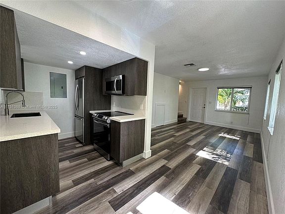 3rd image of 913 NE 17th Ct #4