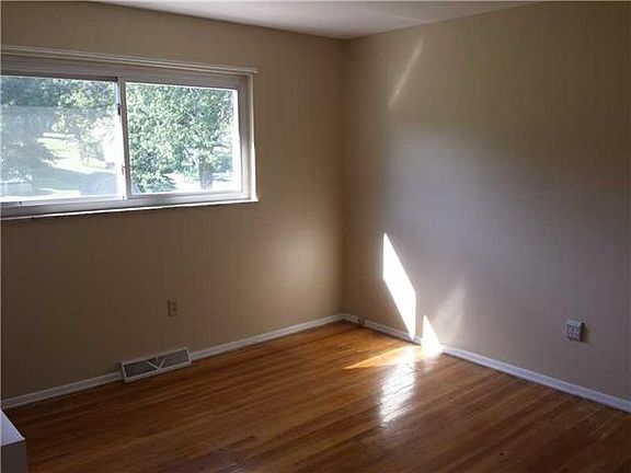 5th image of 8 Nancy Dr