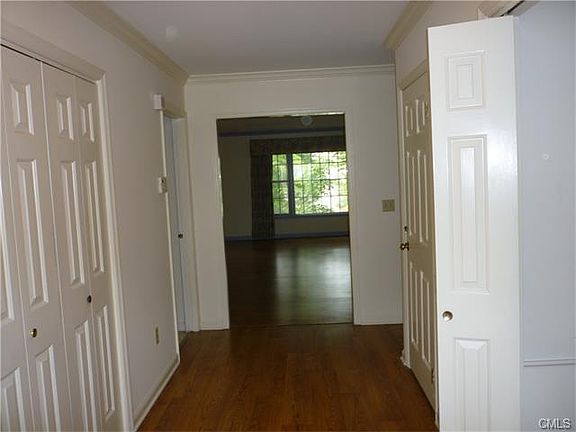 2nd image of 83 Bank St #83