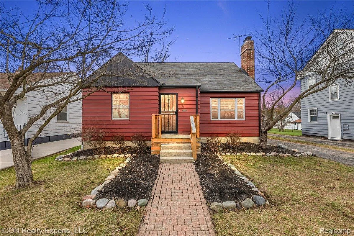 176 Chippewa Rd photo 1